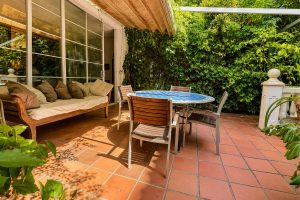 Dúplex con patio y encanto original en "La Salut"